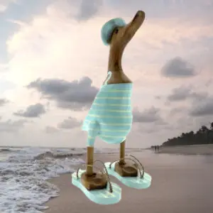 Charmante Bambus-Holzente Sola in Hellblau – perfektes Wohnaccessoire für skandinavische Einrichtungen