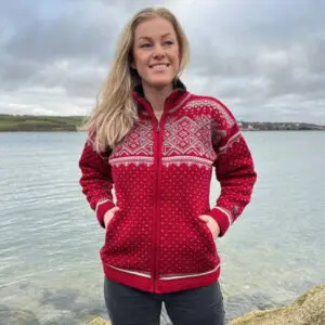 Norwegische Windstopper-Strickjacke aus Schurwolle mit klassischem Muster – Vorderansicht