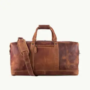 Reisetasche ALABAMA in Cognac – Vorderseite mit stabilem Griff, einen gepolsterten Schultergurt und Reißverschluss