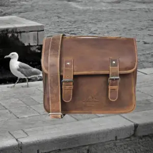 Modell TOURER in der Farbe Camel – Frontansicht mit geschlossener Klappe