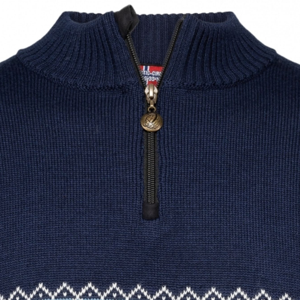 Detailansicht von Reißverschluss und Kragen des Norwegerpullovers in Navy