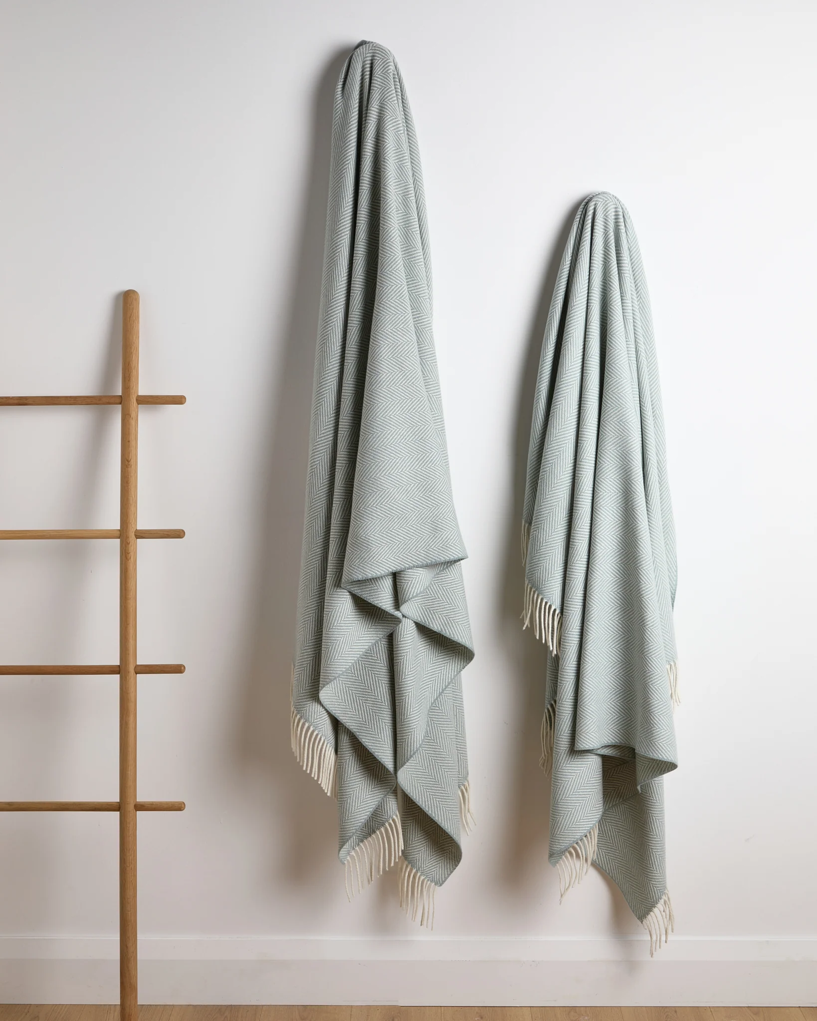 Foxford Wolldecke Achill aus 95% Lammwolle und 5% Kaschmir mit Rollfransen
