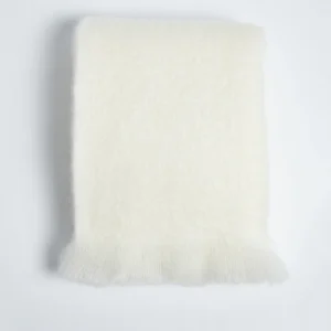 Hochwertige Mohairdecke in Naturweiß als elegantes Wohnplaid