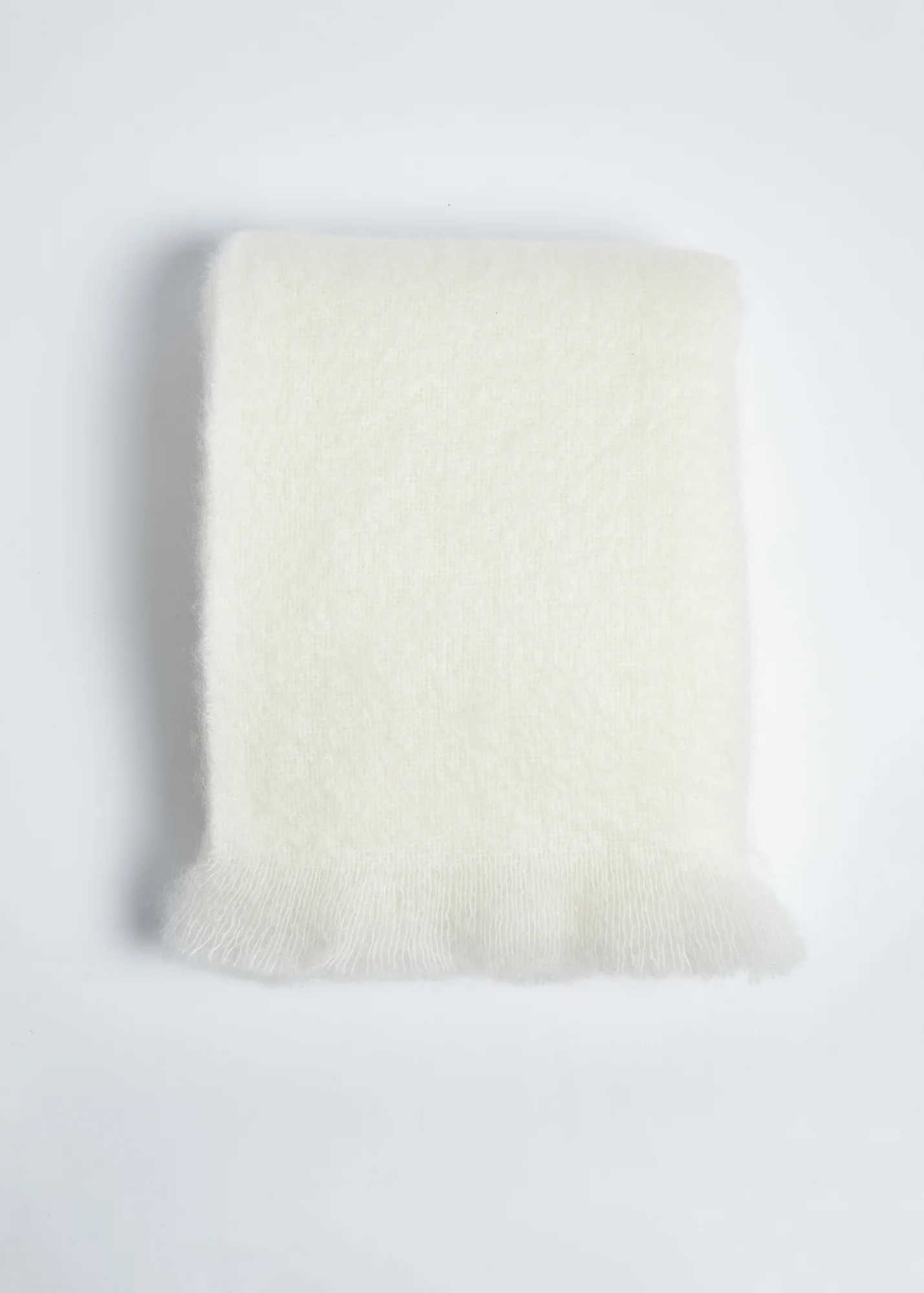 Hochwertige Mohairdecke in Naturweiß als elegantes Wohnplaid