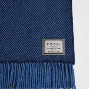 Foxford Decke Cong im Fischgratmuster in Dunkelblau und Denimblau