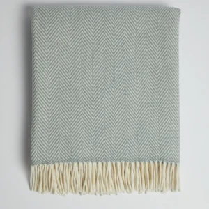 Hochwertige Wolldecke Achill im klassischen Fischgratdesign in ruhigen Naturfarben