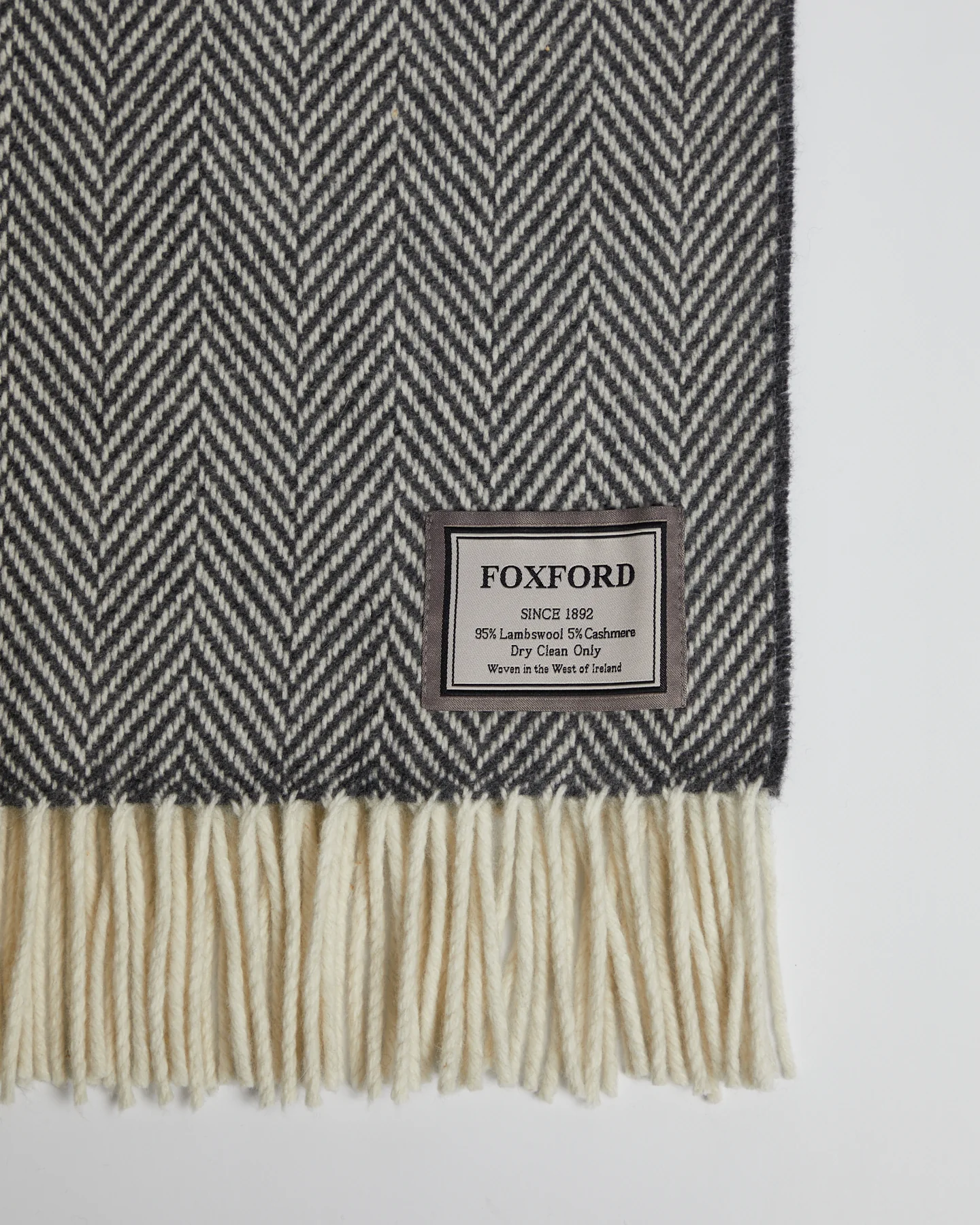 Foxford Decke Belleek im Fischgratmuster in Grau und Naturweiß mit Fransen