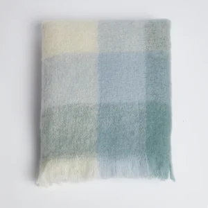 Hochwertige Mohairdecke Clew Bay im Blockkaromuster in Küstenfarben