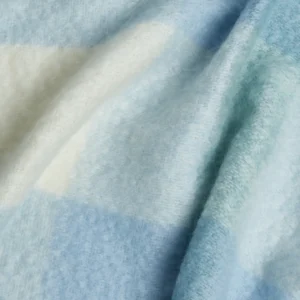 Weiche Foxford Decke Clew Bay aus Mohair und Wolle in Blau- und Grüntönen