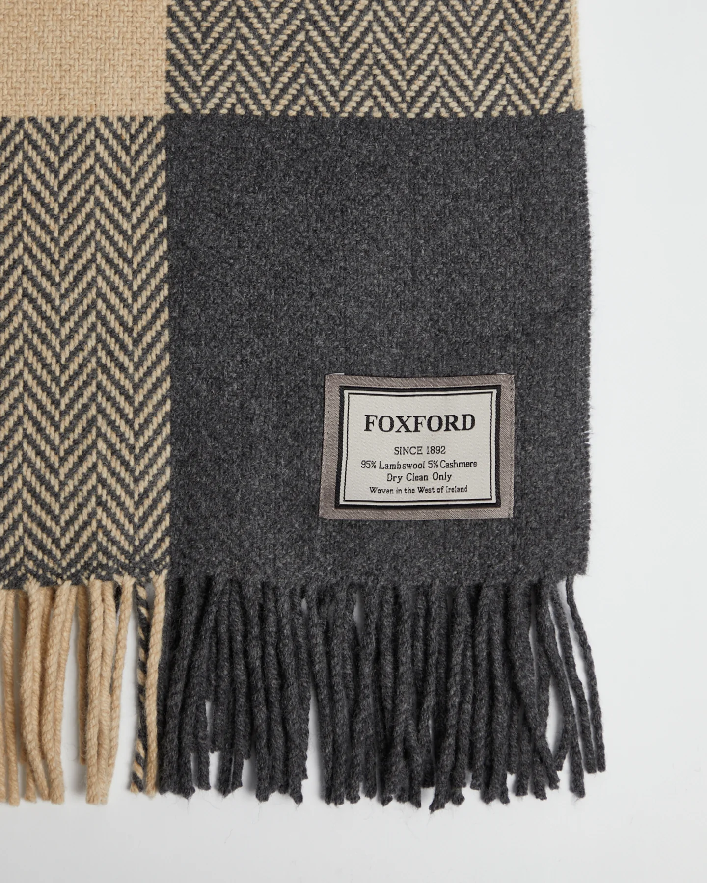 Foxford Decke Downpatrick in Dunkelgrau, Beige und Naturweiß mit Fransen