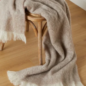Elegantes Wohnplaid von Foxford in warmen Naturtönen für stilvolles Wohnen