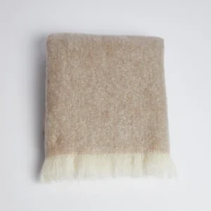 Hochwertige Foxford Decke aus Mohair und Wolle in ruhigen Beige- und Naturfarben