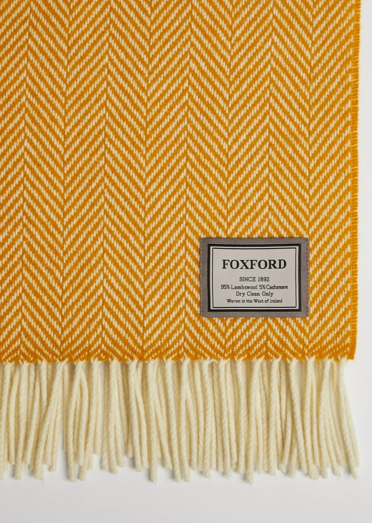 Foxford Decke Innisfree im Fischgratmuster in Goldgelb und Naturweiß