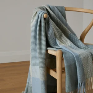 Foxford Wolldecke Tara aus 95 Prozent Lammwolle und 5 Prozent Kaschmir mit Rollfransen