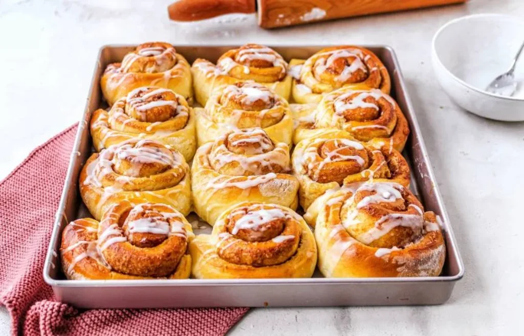 Dänische Zimtschnecken mit Tee an einem ruhigen Nachmittag