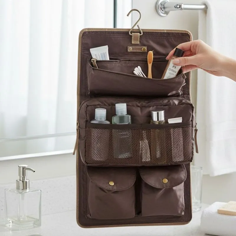 Geöffnete Vanity Bag CHICAGO im stilvollen Reiseambiente mit praktischer Innenaufteilung