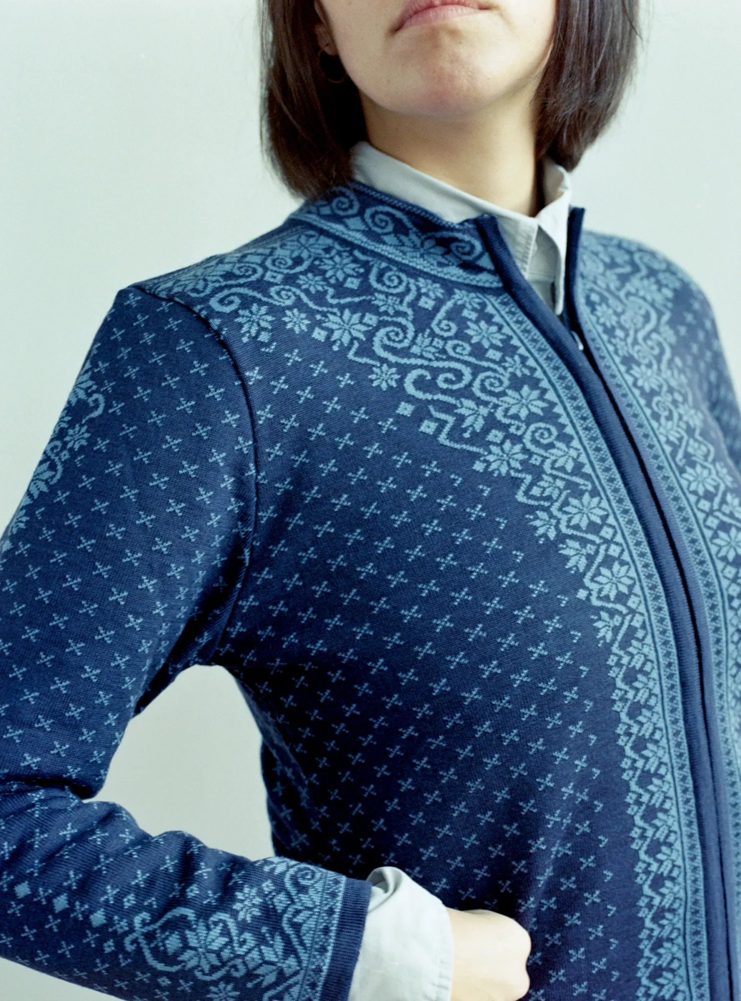 Detail des Norlender Anne Cardigan in Navy mit norwegischem Strickmuster