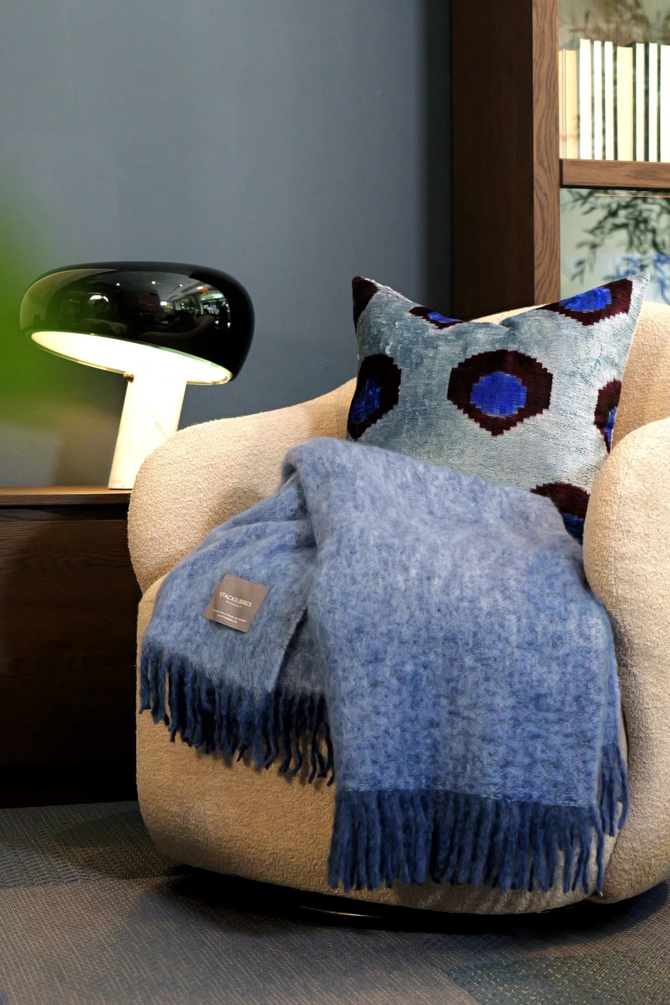 Stackelbergs Mohair Blanket Denim & Sky Blue Melange auf Sofa