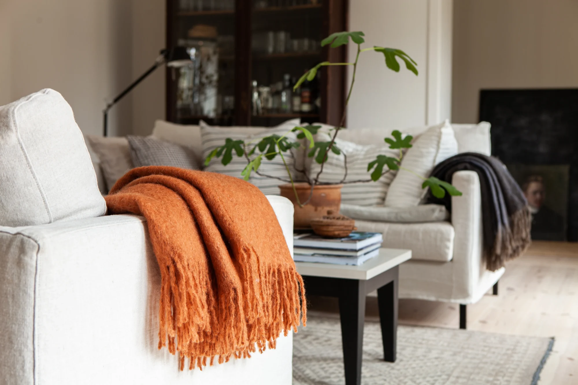 Stackelbergs Mohair Blanket Rusty & Terracotta Melange im Wohnzimmer
