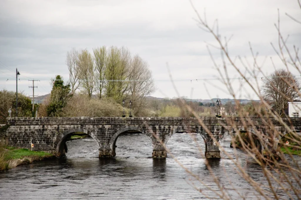 Historische Steinbrücke über den Fluss Moy bei Foxford in County Mayo, der Heimat der FOXFORD Woollen Mills
