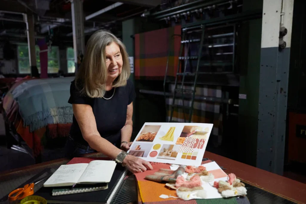 Designerin Helen McAlinden entwickelt neue Farben und Muster für FOXFORD Wolldecken in der Wollmanufaktur in County Mayo