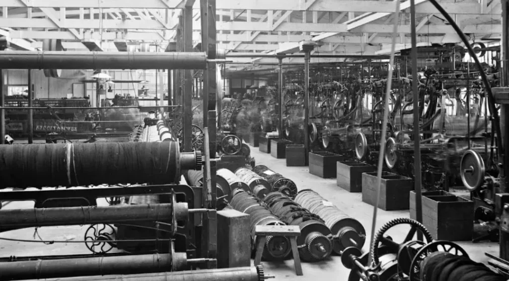 Historische Produktionshalle der FOXFORD Woollen Mills mit frühen Webmaschinen und Wollverarbeitung