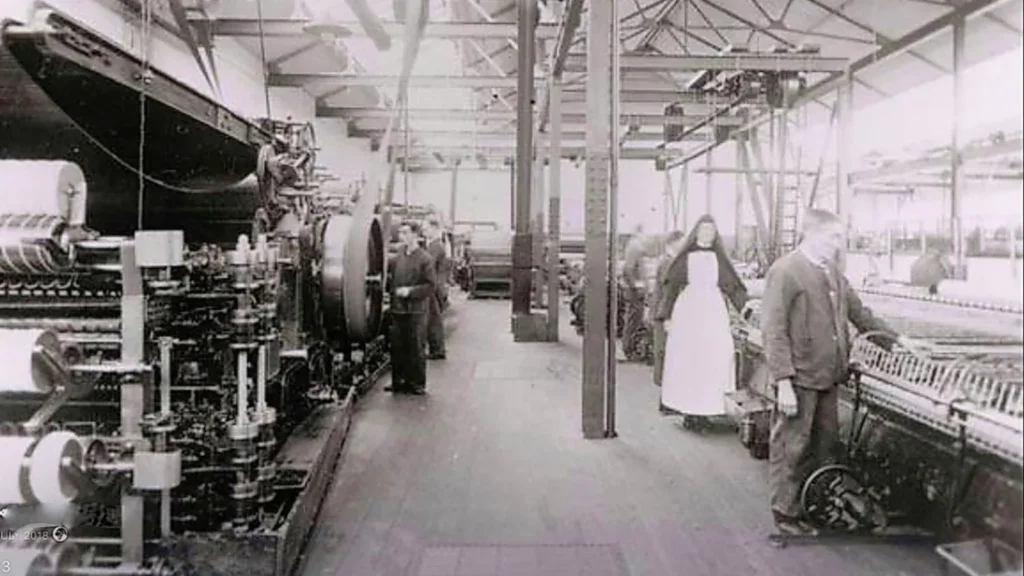 Mother Agnes Morrogh Bernard in der historischen Produktionshalle der FOXFORD Woollen Mill in Irland