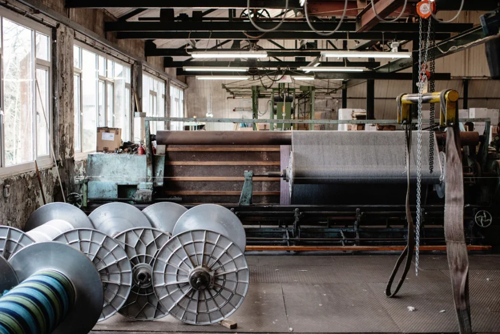 Traditionele productiehal van FOXFORD Woollen Mills met weefmachines en spoelen voor wolverwerking