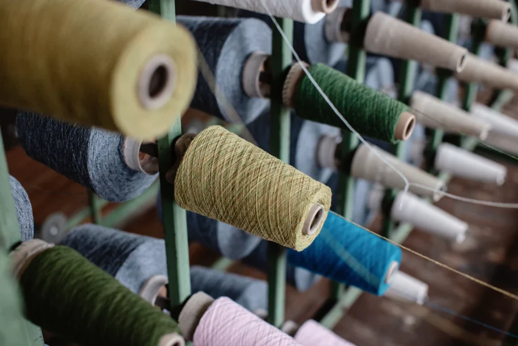 Gekleurde wolgarens op spoelen in de productieafdeling van FOXFORD Woollen Mills