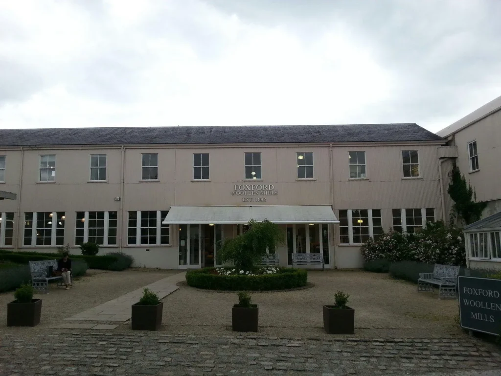 Hauptgebäude der FOXFORD Woollen Mills in County Mayo, Irland, gegründet im Jahr 1892