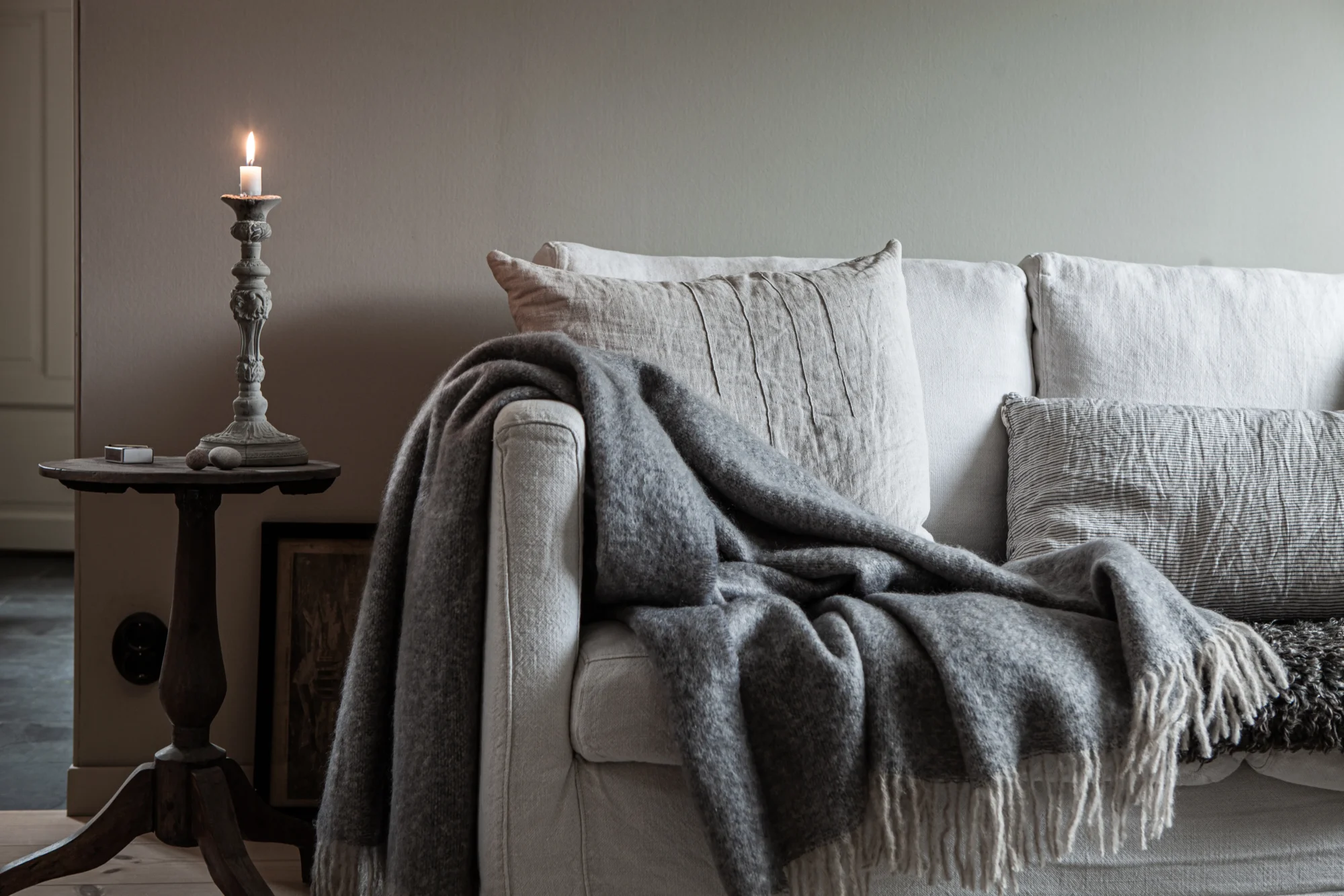 Stackelbergs Mohair Blanket White und Skiffer Melange auf hellem Sofa