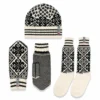 Norlender Selbu Beanie (Strickmütze), Fäustlinge und Wollsocken in Schwarz aus 100 % Wolle mit traditionellem norwegischem Selbu-Sternmuster.
