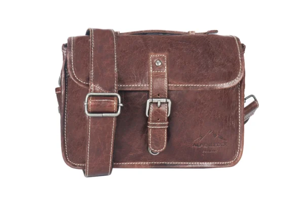 Alpenleder Camera Case PRESSE aus Büffelkalbsleder in Brandy – Schrägansicht