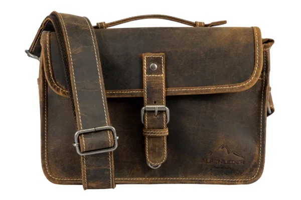 Alpenleder Camera Case PRESSE aus Büffelleder in Old Havanna – Schrägansicht