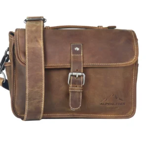 Alpenleder Camera Case PRESSE aus Büffelleder in Wild Camel – Schrägansicht